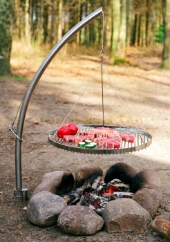 Camp Fire mit Erdspiess, Hänger und rundem Rost Ø 60cm